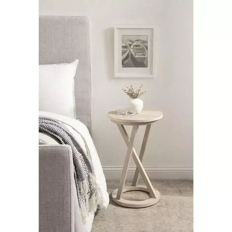 Tavolino d'accento moderno in legno con gambe oblique