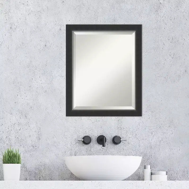 Specchio da parete per bagno in legno smussato con cornice nera stretta
