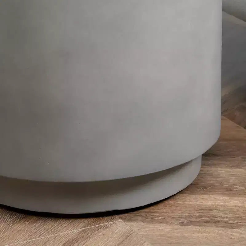 Tavolino rotondo in cemento con piedini regolabili – Interno ed Esterno