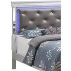 Letto imbottito con testiera a LED e profili a specchio