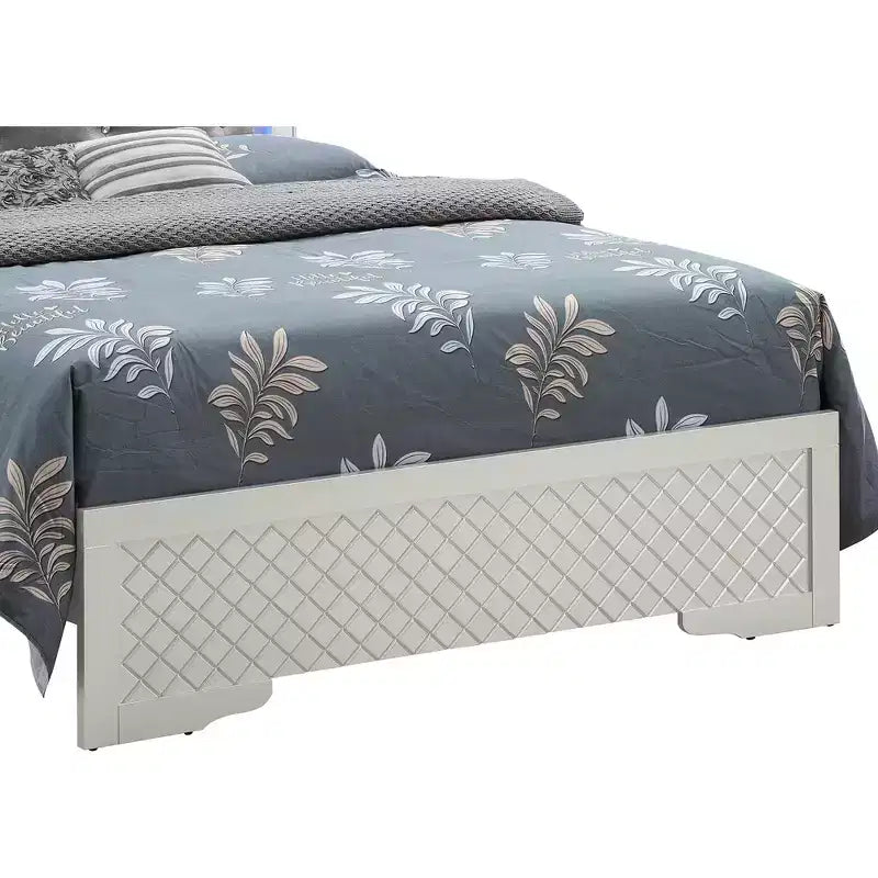 Letto imbottito con testiera a LED e profili a specchio