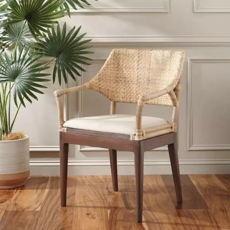Poltrona imbottita con struttura in legno