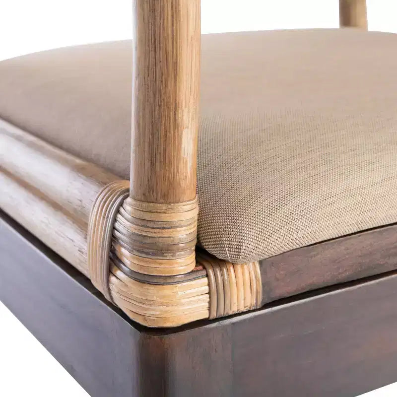 Poltrona imbottita con struttura in legno