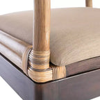Poltrona imbottita con struttura in legno